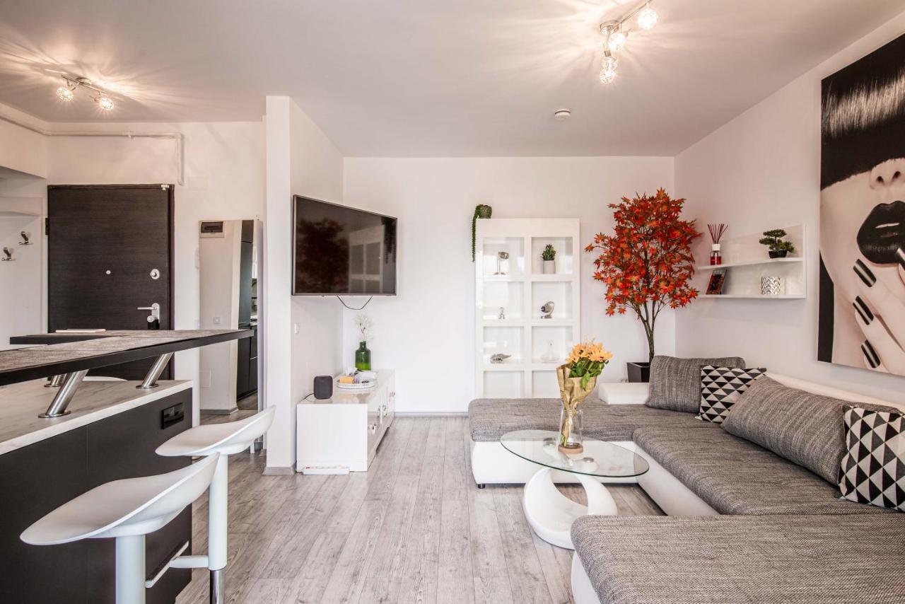 2-Room Penthouse Plaza Residence P1 Bukarest Kültér fotó